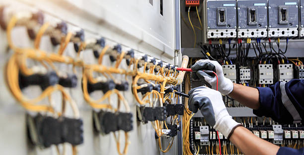 Professional Electrician technician working in Willow Oak, FL